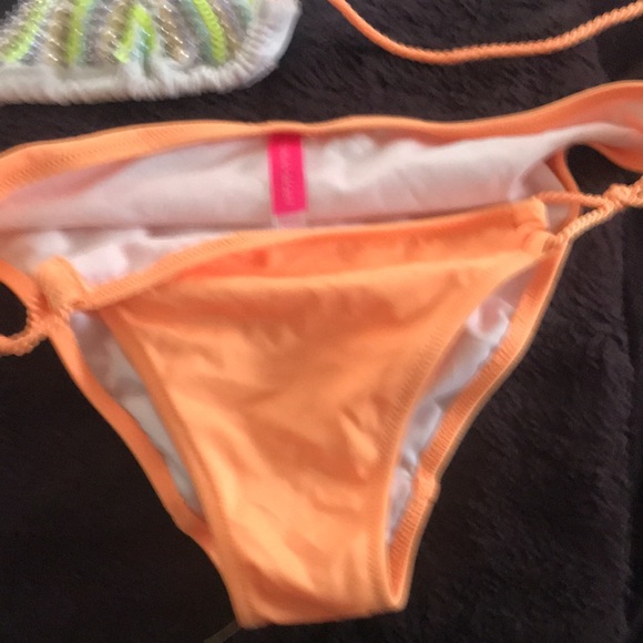 Gorgeous string bikini - Picture 6 of 7